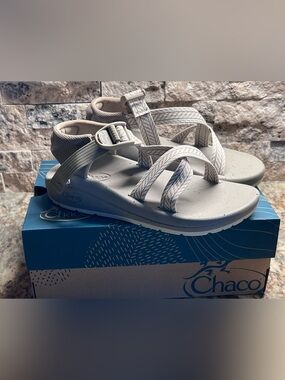 New! Ladies size 6- Chaco Cushz sandals, beige